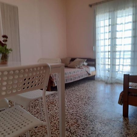 Isalos Apartments Studios Neoi Epivatai Bagian luar foto