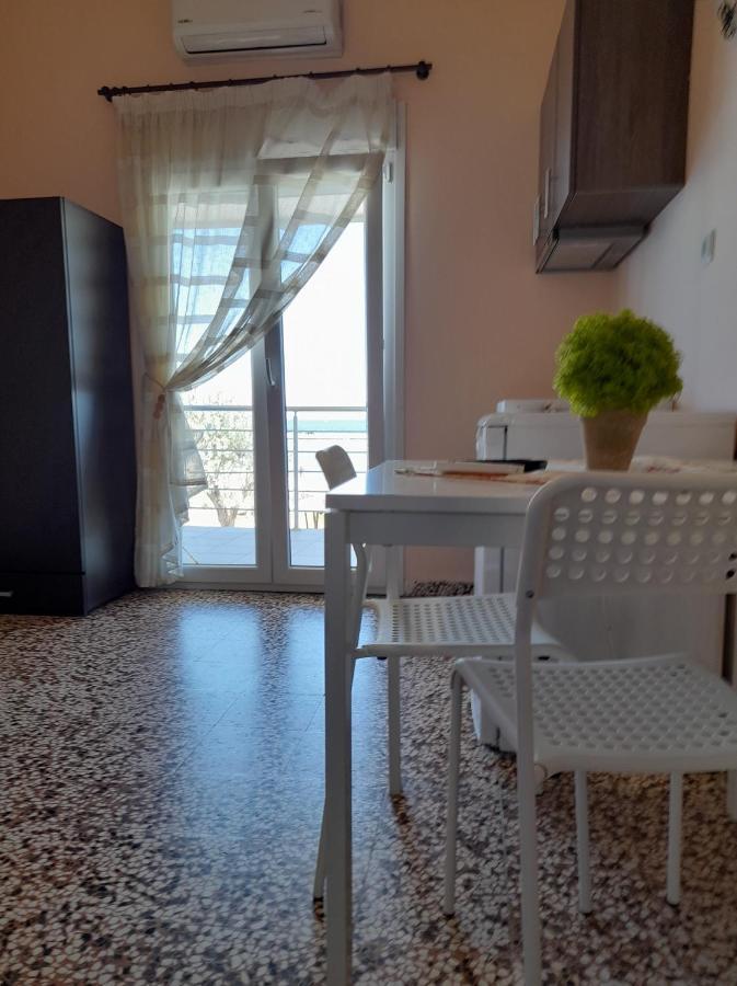 Isalos Apartments Studios Neoi Epivatai Bagian luar foto