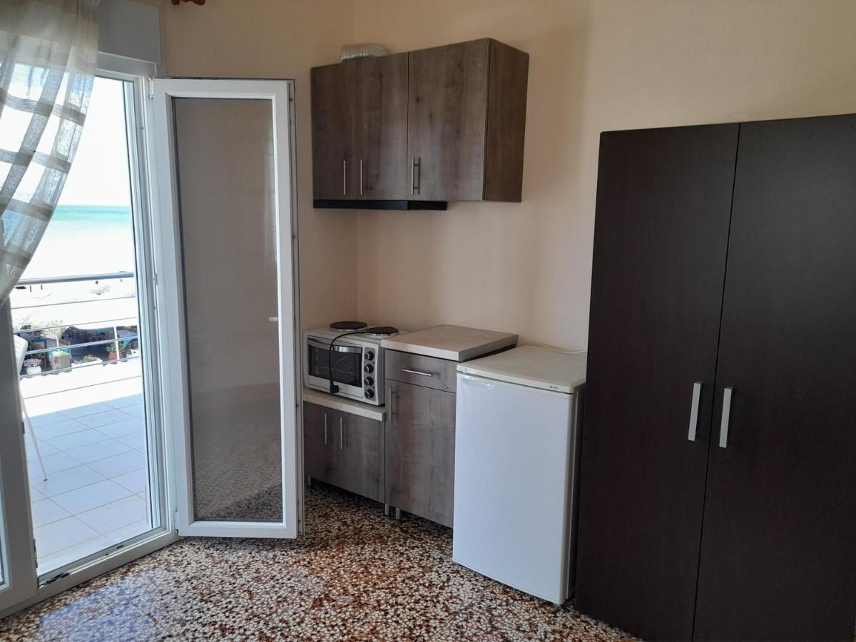 Isalos Apartments Studios Neoi Epivatai Bagian luar foto